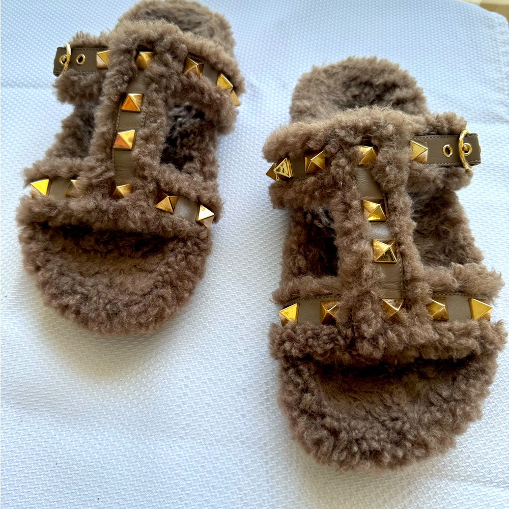 Slippers brown super comfy with gold spikes size 9 worn once - Picture 2 of 6